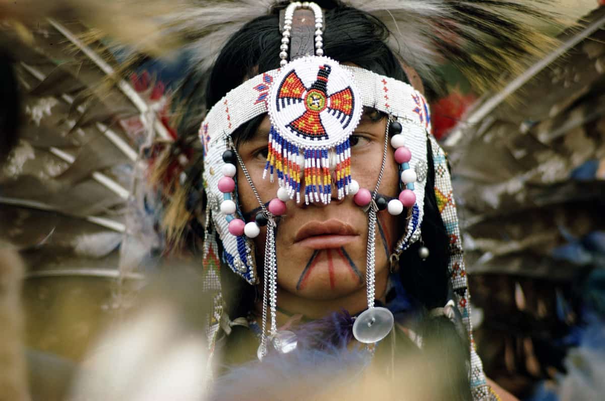Индейцы какой год. Племя ирокезов. Кольца в племени индейцев. Native American Culture Crazy Horse. Интересные факты об индейцах.